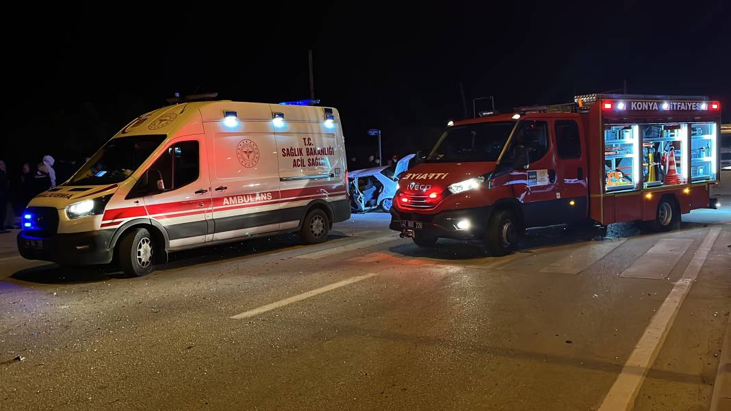 Konya'da otomobiller çarpıştı! Kağıt gibi ezildi: 5 yaralı 2